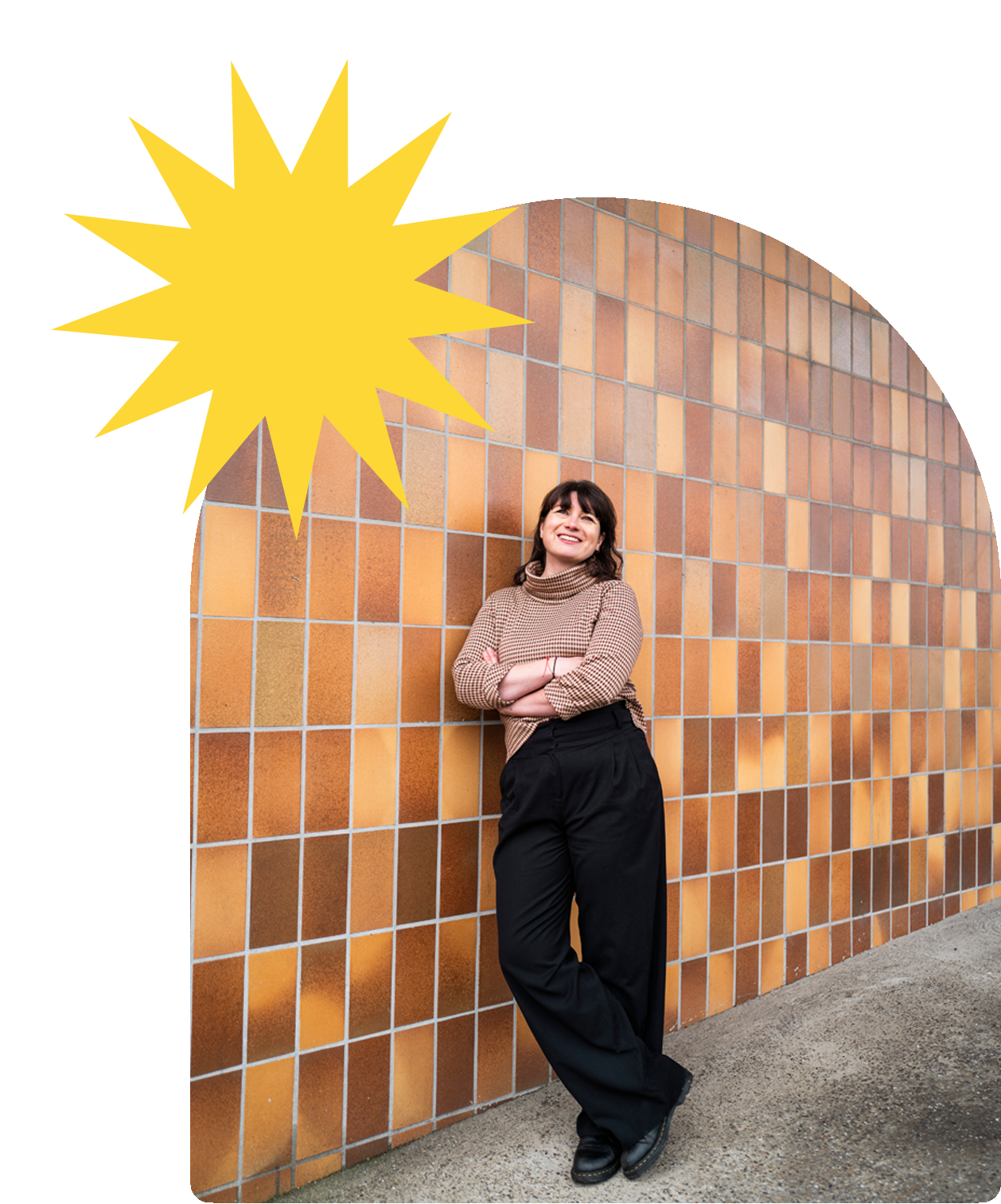 Kamerafrau-Fotografin-Nadine-Heller-Menzel-lehnt-an-einer-gefliesten-Wand