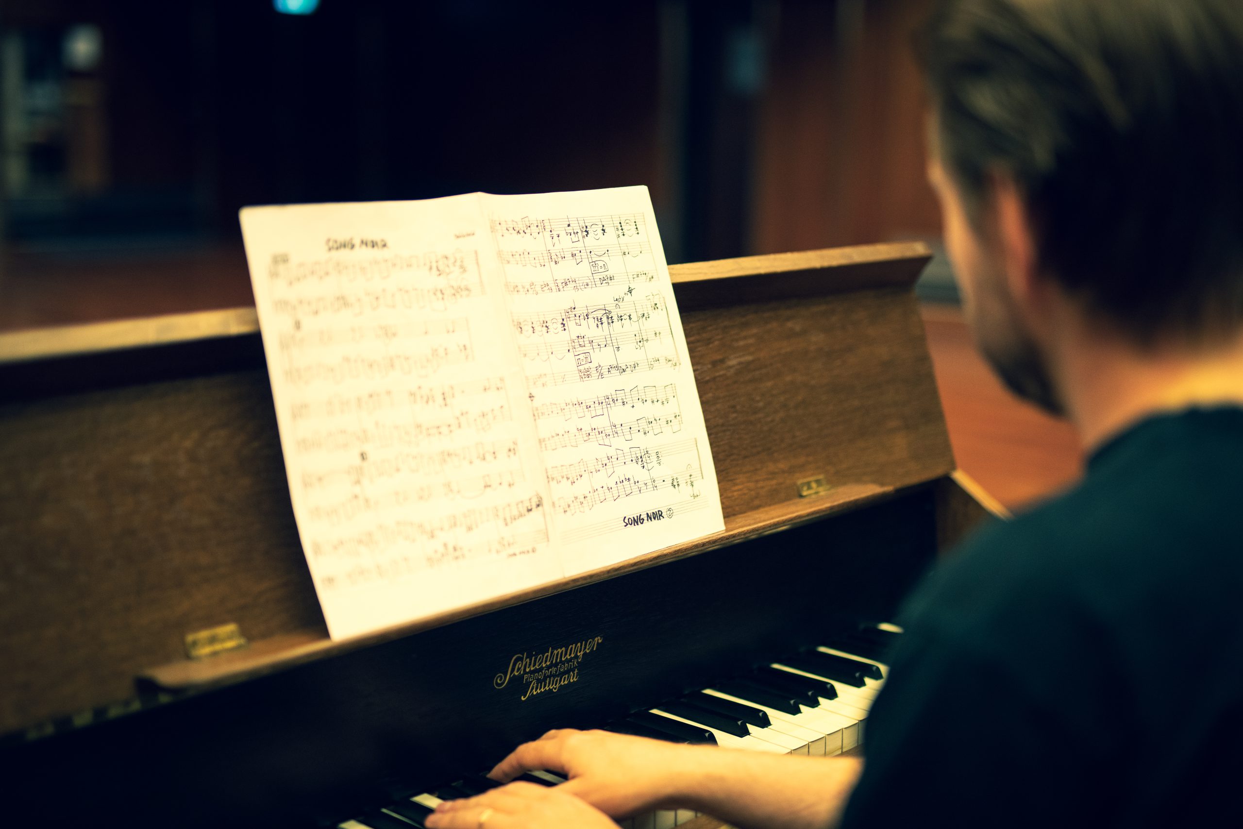 Pianist-macht-Musikaufnahmen-an-verschiedenen-Tasteninstrumenten-Kammermusiksaal-im-Deutschlandfunk