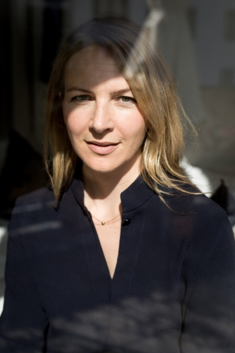 blonde-Frau-mit-Sonnenschein-im-Gesicht
